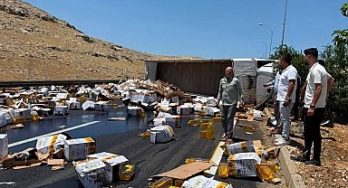 Devrilen tırdaki yağ bidonları yola savruldu