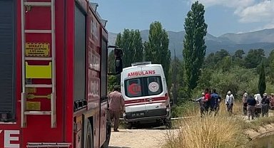 Devrilen traktörün üzerinden yola savrulan genç kadın hayatını kaybetti