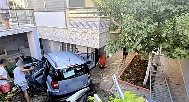 Didim'de araç evin bahçesine uçtu
