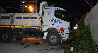 Direksiyon başında fenalaşan sürücü, istinat duvarına çarptı