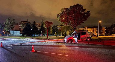 Direksiyon hakimiyetini kaybeden alkollü sürücü aydınlatma direğini devirdi