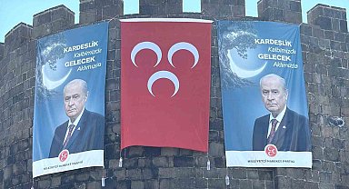 Diyarbakır surlarında MHP lideri Bahçeli'nin dev posteri asıldı, barış çağrısında bulunuldu