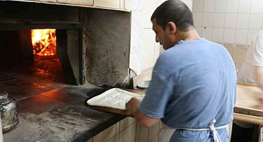 Diyarbakır'da 60 derece sıcakta 'ekmek' mesaisi