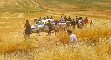 Diyarbakır'da otomobil tarlaya yuvarlandı: 5 yaralı
