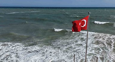 Doğu Akdeniz'de kuvvetli rüzgar: Dalgalar kıyıları dövüyor