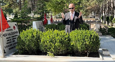 Dönemin Özel Kuvvetler Komutanı Aksakallı, Şehit Ömer Halisdemir'in kabrini ziyaret etti: "15 Temmuz, tarihi bir dönüm noktasıdır"