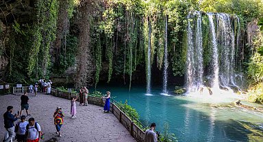 Düden Şelalesi sıcak Antalya günlerinde ziyaretçilerine serin mola mekanı oldu