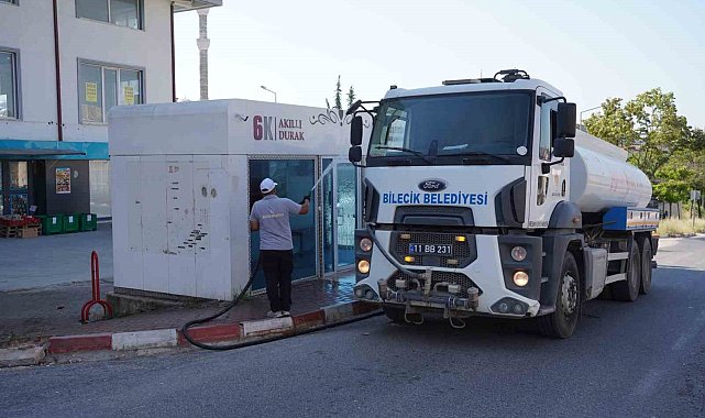 Duraklarda temizlik ve yıkama çalışması yapıldı