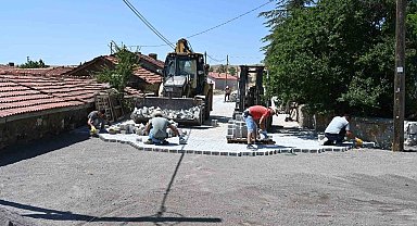 Dutluca Mahallesi'nde kilit taş yol çalışması devam ediyor