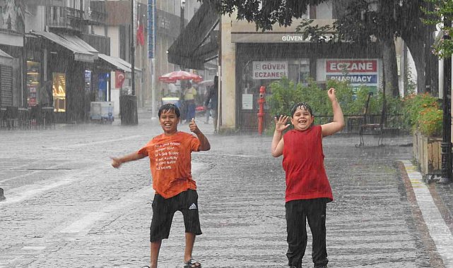Edirne'de sağanak sürprizi: Büyükler kaçtı, çocuklar dans etti