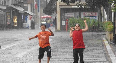 Edirne'de sağanak sürprizi: Büyükler kaçtı, çocuklar dans etti