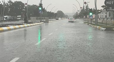 Edirne'de sağanak yağış yolları göle çevirdi