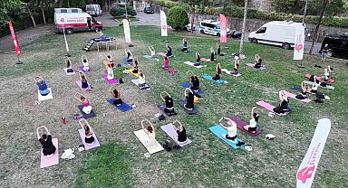 Efeler'de açık hava yoga etkinliği yoğun ilgi gördü
