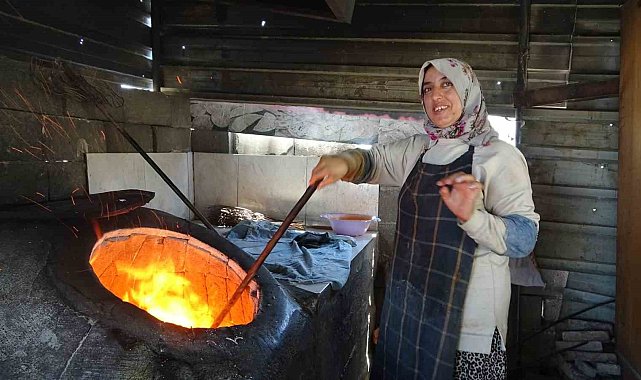 Ekmek parasını kavurucu sıcakta tandır ateşinin içinden çıkaran kadınlar sıcağa dayanabilmek için litrelerce su tüketiyorlar