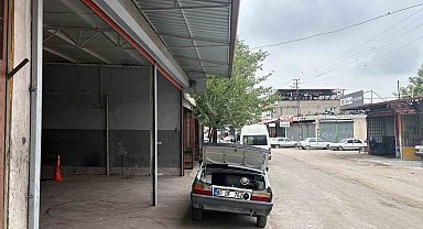 El freni çekilmeyen traktör metrelerce ilerledi, yoldan geçen sürücü durdurdu