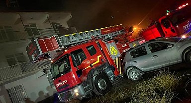 Elazığ'da 3 katlı binada çıkan yangın söndürüldü