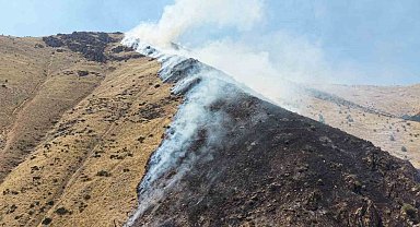 Elazığ'da dağlık alandaki yangına müdahale sürüyor