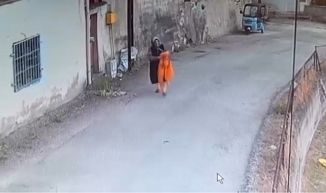 Elektrik direğindeki yatak örtüsünü alıp gitti