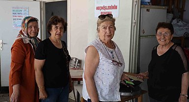 Emekli kadınlar gözleme satarak üniversitelilere destek oluyor