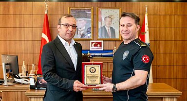 Emekliye ayrılan polis memuruna veda plaketi