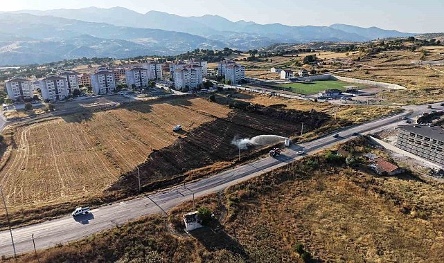Emet'te arazi yangını korkuttu: Bir itfaiye eri dumandan etkilendi