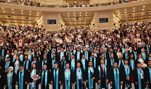 ERÜ Havacılık ve Uzay Bilimleri Fakültesi'nde mezuniyet sevinci