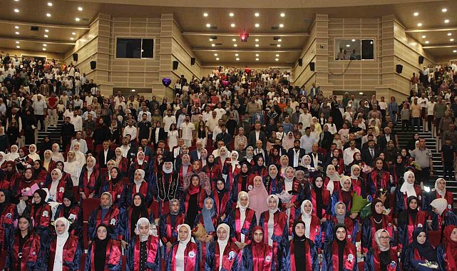 ERÜ İlahiyat Fakültesi'nde mezuniyet sevinci