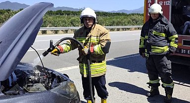 Erzin'de otomobilin motorundan alevler yükseldi