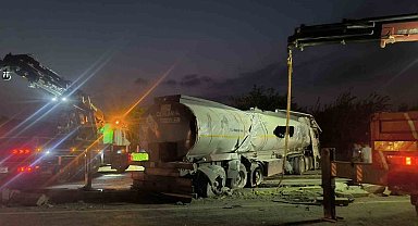 Erzin'de yakıt yüklü tanker devrildi