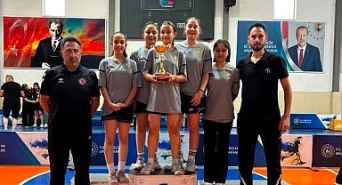 Erzincan ANALİG badmintonda kız ve erkeklerde grup birincisi oldu