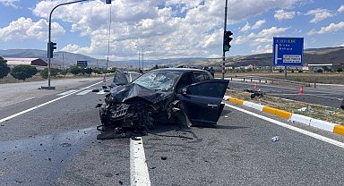 Erzincan'da 5 kişinin yaralandığı trafik kazası kamerada