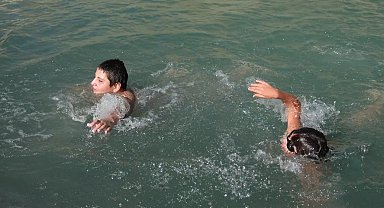 Erzincan'da çocuklar dere üzerinde oluşturdukları doğal havuzda serinliyor