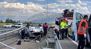 Erzincan'da ters dönen otomobilin sürücüsü kazayı yara almadan atlattı