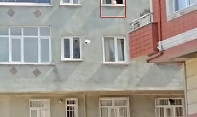 Esenler'de 3'üncü katın evin penceresinde yürüyen bebek yürekleri ağza getirdi