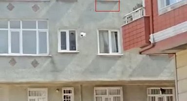 Esenler'de 3'üncü katın evin penceresinde yürüyen bebek yürekleri ağza getirdi