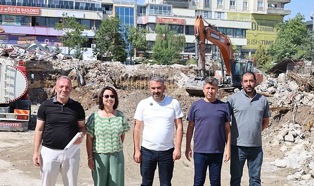 Eski belediye binasının yerine yeni kent meydanı geliyor