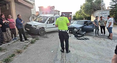 Eskişehir'de 2 araç kafa kafaya çarpıştı, faciadan dönüldü