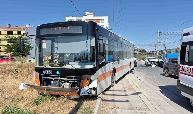 Eskişehir'de 2 belediye aracının çarptığı otomobildeki 2 kişi yaralandı