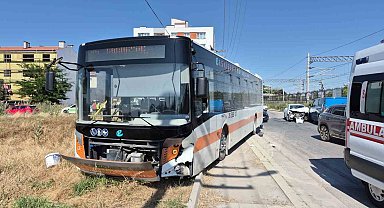 Eskişehir'de 2 belediye aracının çarptığı otomobildeki 2 kişi yaralandı
