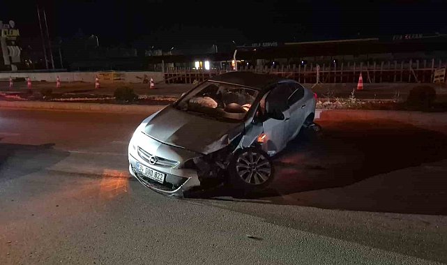Eskişehir'de alkollü sürücünün kullandığı otomobil orta refüjdeki tabelayı devirdi