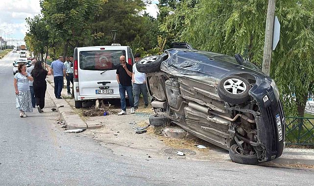 Eskişehir'de dolmuşun çarptığı otomobil yan yattı: 8 yaralı