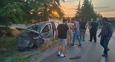 Eskişehir'de hafif ticari araç ile traktör çarpıştı: 2 yaralı