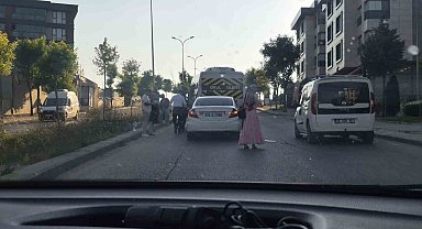 Eskişehir'de otomobilin servise çarptığı kazada maddi hasar oluştu