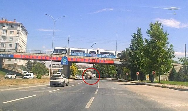 Eskişehir'de tankerin lastiğinin bomba gibi patladığı anlar kamerada