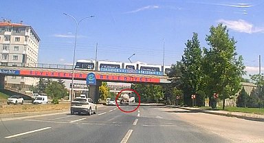 Eskişehir'de tankerin lastiğinin bomba gibi patladığı anlar kamerada