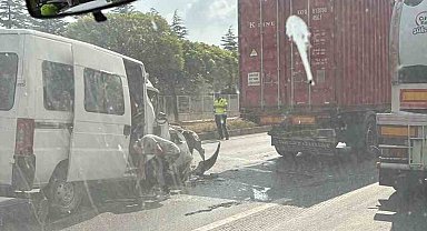 Eskişehir'de tıra arkadan çarpan minibüsün sürücüsü araçta sıkıştı