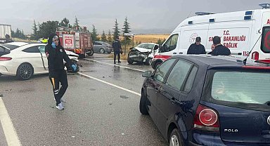 Eskişehir'de yağmur sonrası 3 aracın karıştığı trafik kazası, 2'si ağır 6 yaralı