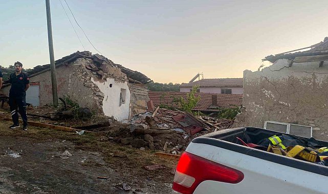 Eskişehir'de yangından dönen itfaiye aracı eve çarptı: 3 itfaiye eri yaralı