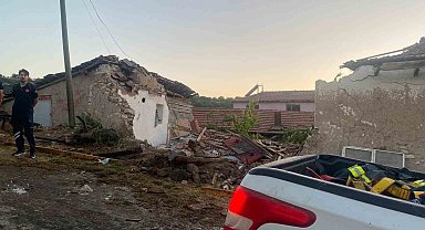 Eskişehir'de yangından dönen itfaiye aracı eve çarptı: 3 itfaiye eri yaralı
