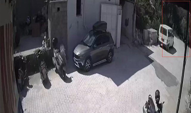 Evin avlusundaki ağaç kamyonetin üzerine devrildi